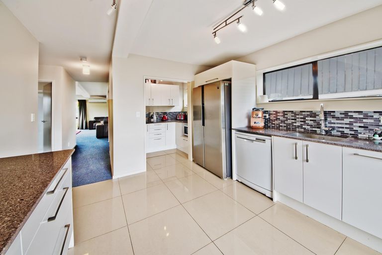 Photo of property in 5 Stockton Place, Glendene, Auckland, 0602