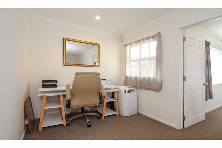 Photo of property in 40 Roberts Road, Glenfield, Auckland, 0629