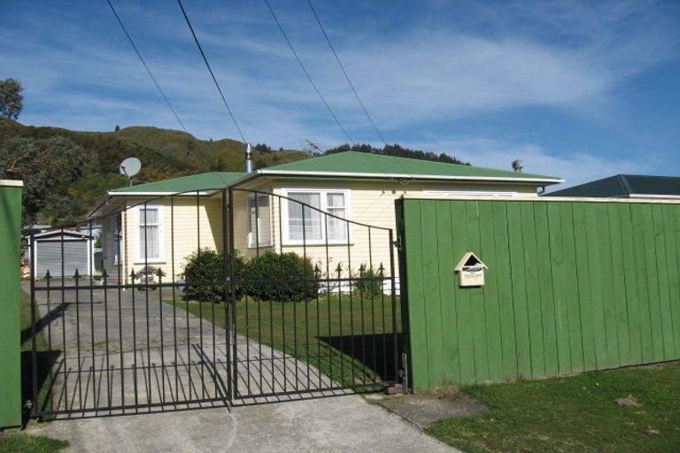 Photo of property in 28 Ruthven Road, Wainuiomata, Lower Hutt, 5014