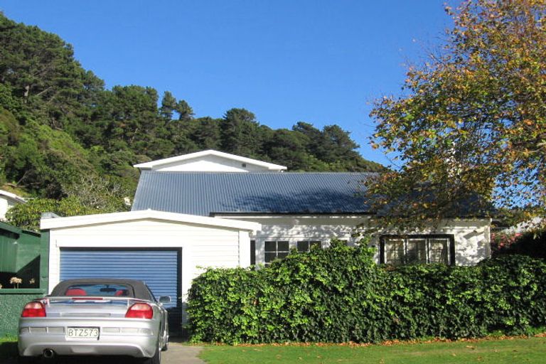 Photo of property in 18 Nikau Street, Eastbourne, Lower Hutt, 5013