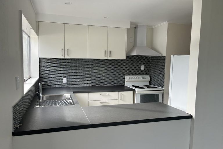 Photo of property in 25a Chetwode Grove, Newlands, Wellington, 6037