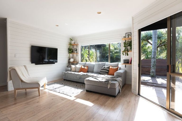 Photo of property in 1/45 Unsworth Drive, Unsworth Heights, Auckland, 0632