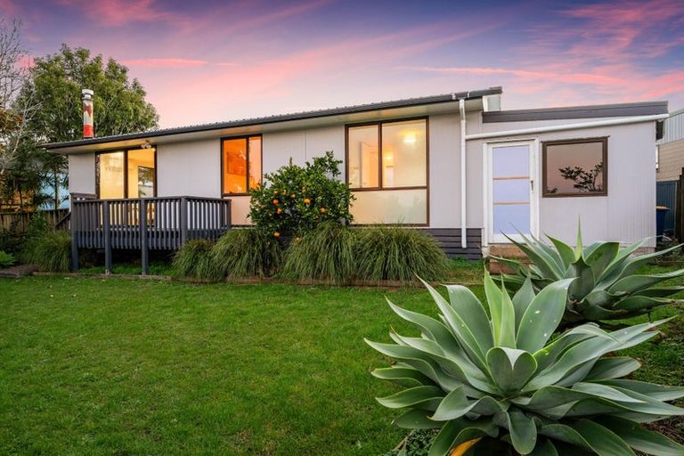 Photo of property in 2/11 Cyril Crescent, West Harbour, Auckland, 0618