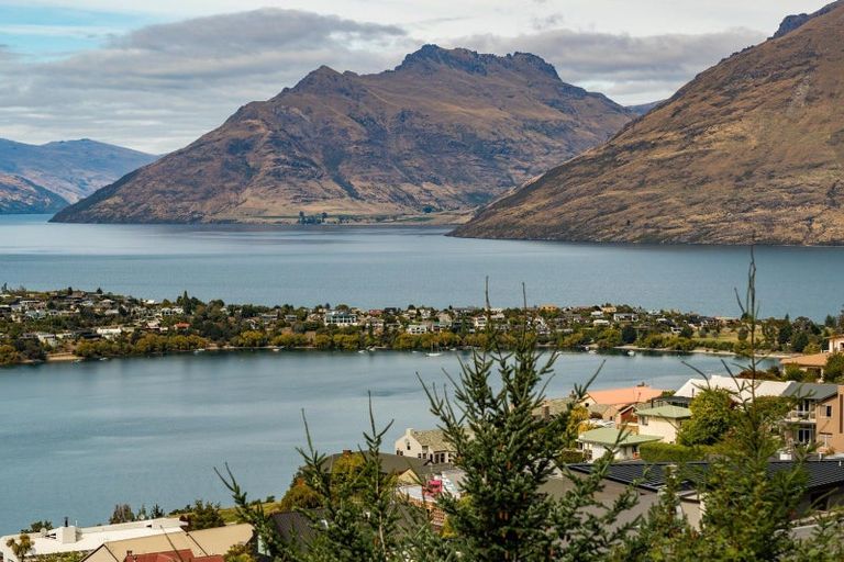 Photo of property in 7 Conifer Lane, Queenstown, 9300