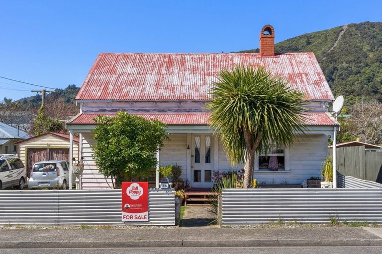 Photo of property in 10 Market Street, Picton, 7220