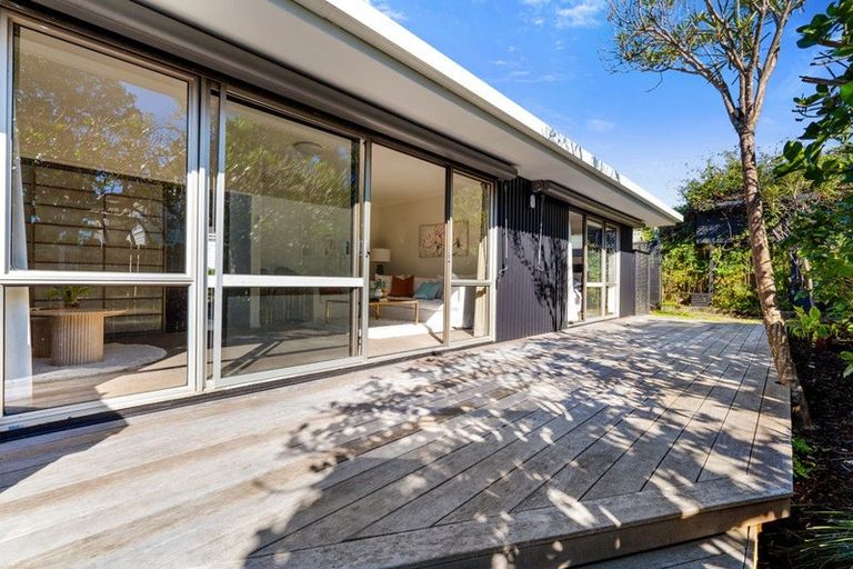 Photo of property in 2/5 Hanlon Crescent, Narrow Neck, Auckland, 0624