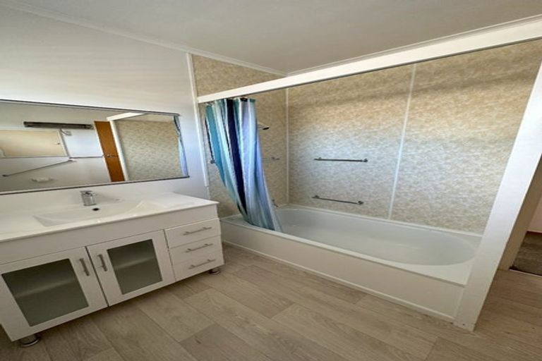 Photo of property in 494 Don Buck Road, Massey, Auckland, 0614