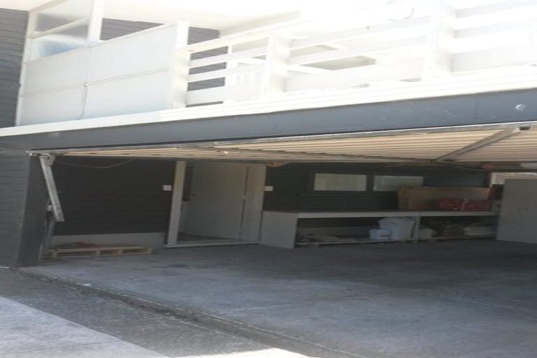 Photo of property in 557 Glenfield Road, Glenfield, Auckland, 0629