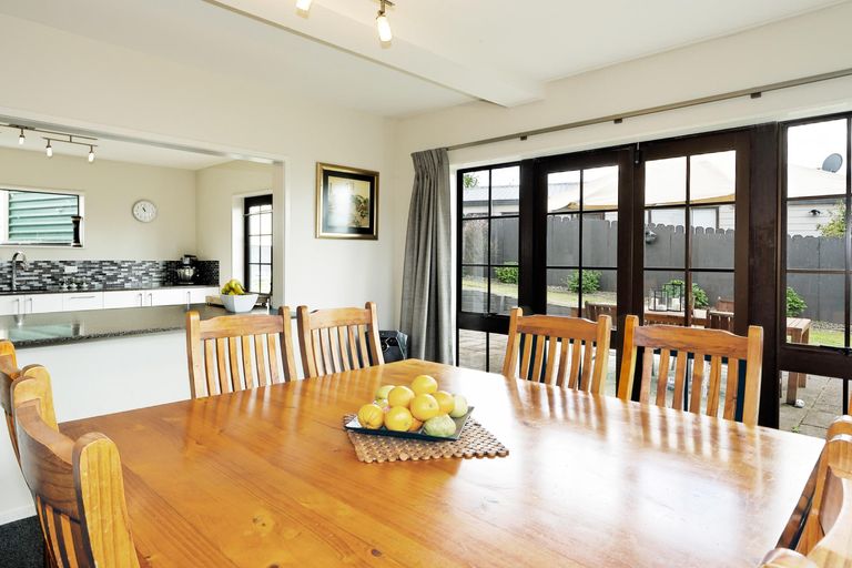 Photo of property in 5 Stockton Place, Glendene, Auckland, 0602