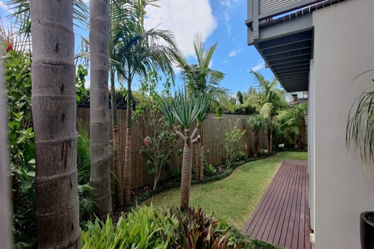 Photo of property in 1/598 Beach Road, Rothesay Bay, Auckland, 0630