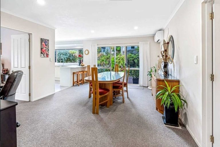Photo of property in 8 Landvale Court, Browns Bay, Auckland, 0630