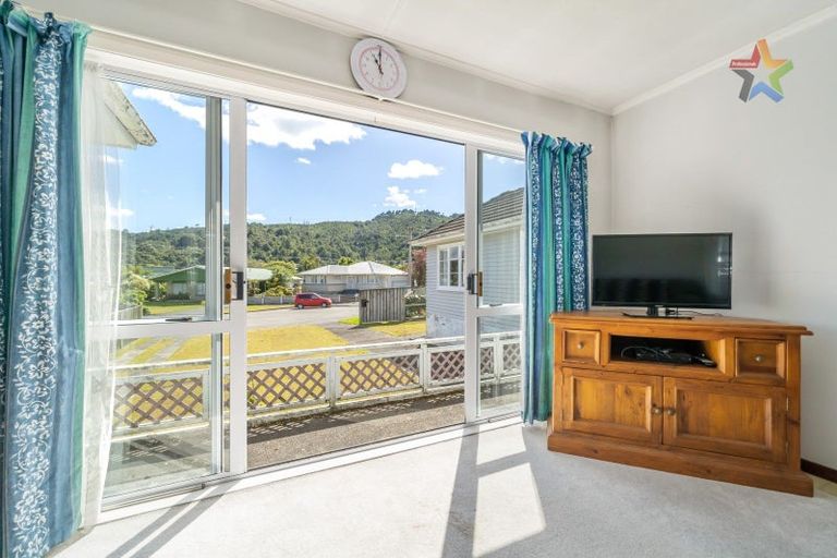 Photo of property in 72 Glen Road, Stokes Valley, Lower Hutt, 5019