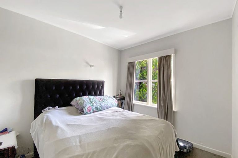 Photo of property in 15 Raleigh Road, Northcote, Auckland, 0627