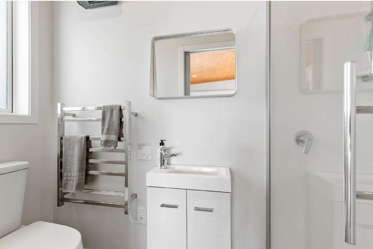 Photo of property in 106 Breaker Bay Road, Breaker Bay, Wellington, 6022