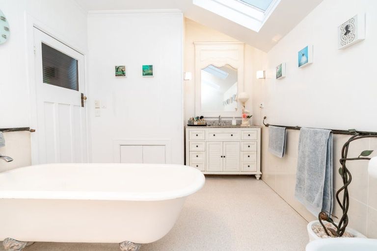 Photo of property in 30 Roxburgh Street, Mount Victoria, Wellington, 6011