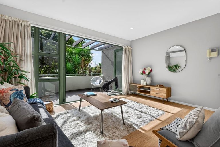 Photo of property in 5/1 Hillcrest Avenue, Hillcrest, Auckland, 0627