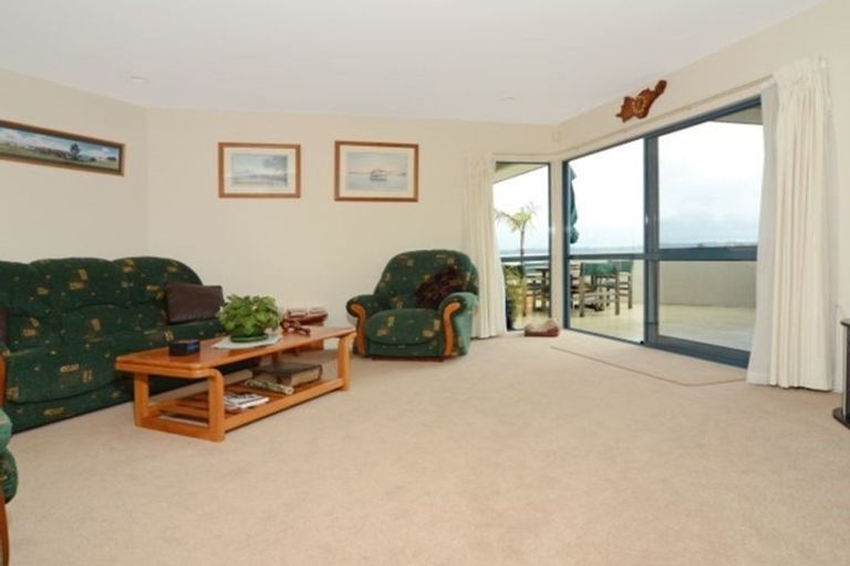 Photo of property in 19 Mandeville Place, Unsworth Heights, Auckland, 0632