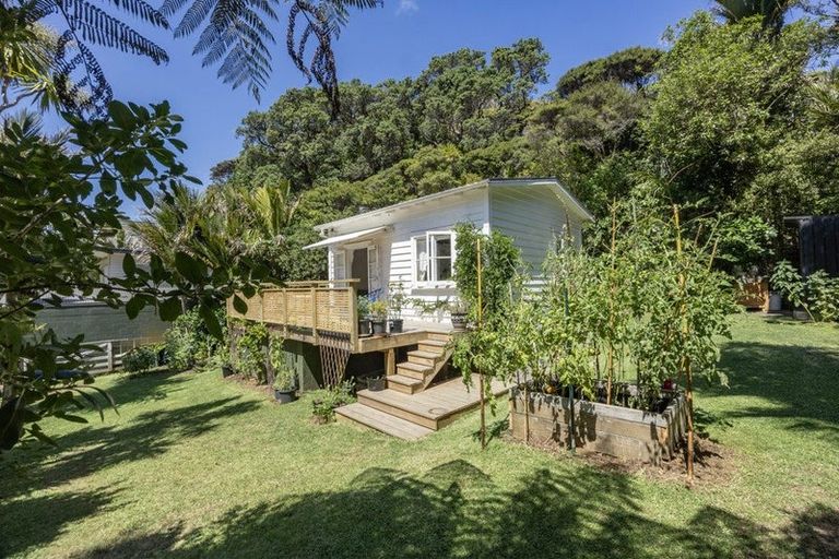 Photo of property in 37 Glenesk Road, Piha, New Lynn, 0772