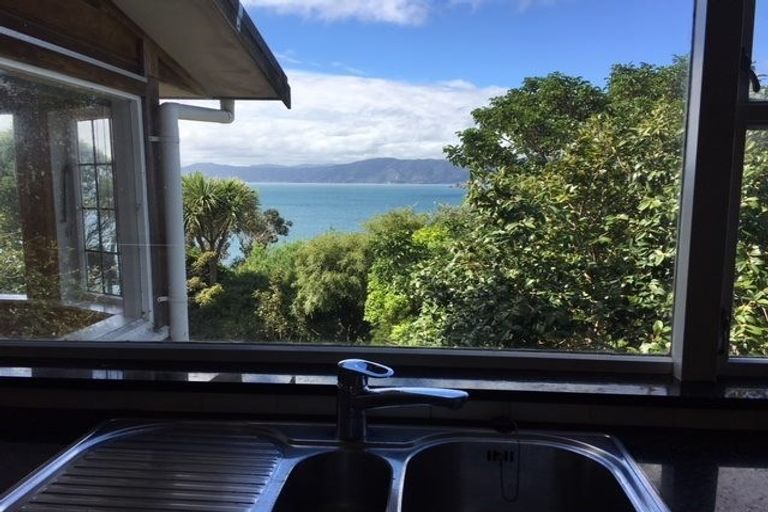 Photo of property in 9 Tai Paku Paku Road, Karaka Bays, Wellington, 6022