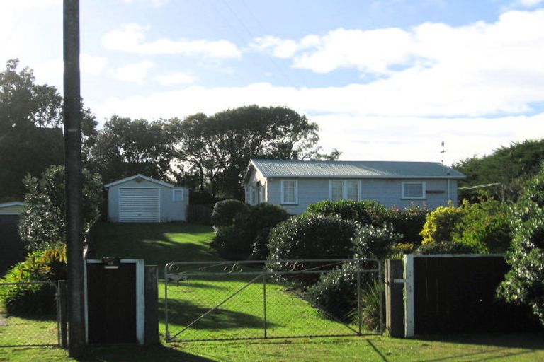 Photo of property in 25 Hona Street, Waikanae Beach, Waikanae, 5036