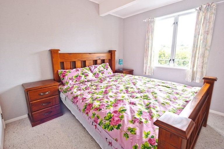 Photo of property in 13 Trias Road, Totara Vale, Auckland, 0629