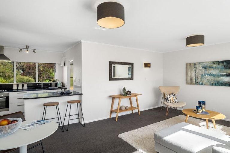 Photo of property in 6a Tallington Crescent, Torbay, Auckland, 0630