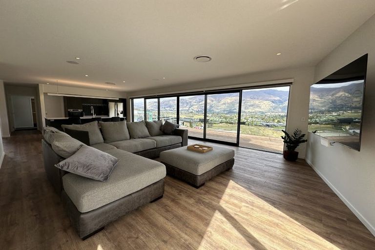 Photo of property in 13 Akitu Rise, Wanaka, 9305