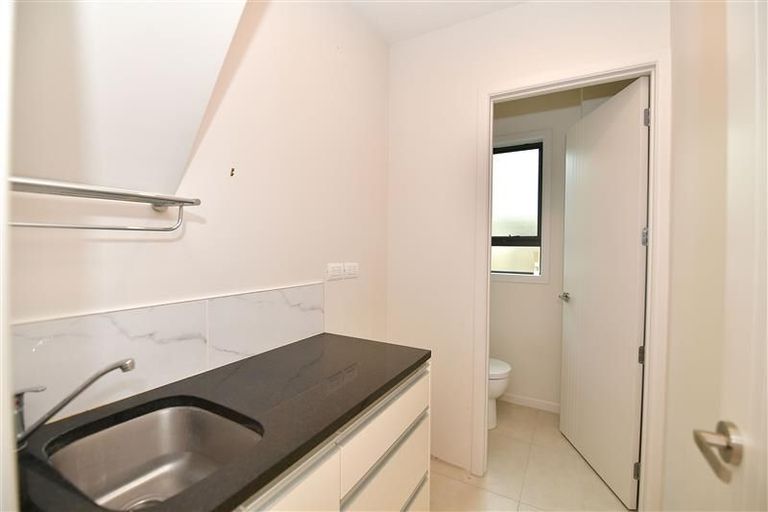 Photo of property in 16 Fernhill Way, Oteha, Auckland, 0632