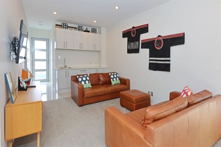 Photo of property in 114 Lake Panorama Drive, Henderson Valley, Auckland, 0612