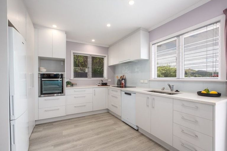 Photo of property in 17 Southern Cross Crescent, Island Bay, Wellington, 6023