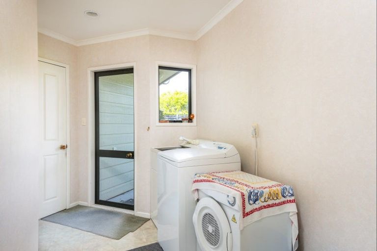 Photo of property in 16 Kinross Drive, Merrilands, New Plymouth, 4312