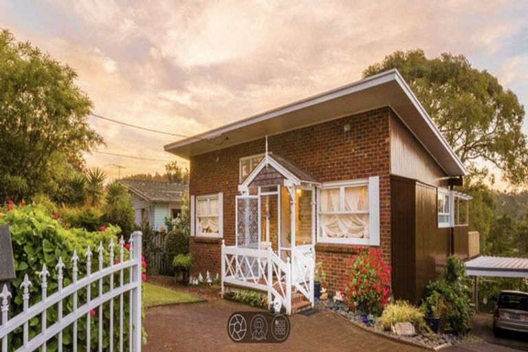 Photo of property in 77 Avonleigh Road, Green Bay, Auckland, 0604