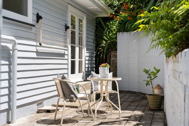 Photo of property in 7 Houghton Bay Road, Houghton Bay, Wellington, 6023