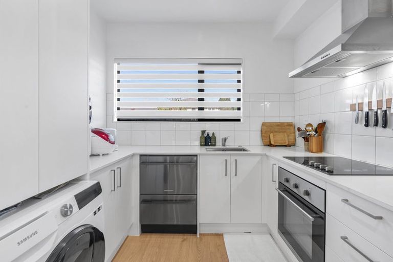 Photo of property in 14 Eileen Newey Place, Henderson, Auckland, 0612