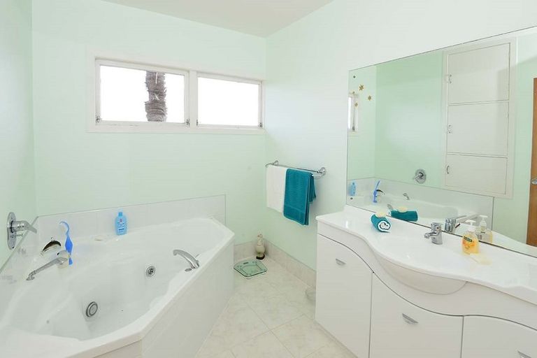 Photo of property in 49 Roberts Road, Matakatia, Whangaparaoa, 0930