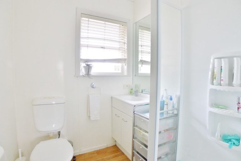 Photo of property in 1/6 Corrella Road, Belmont, Auckland, 0622