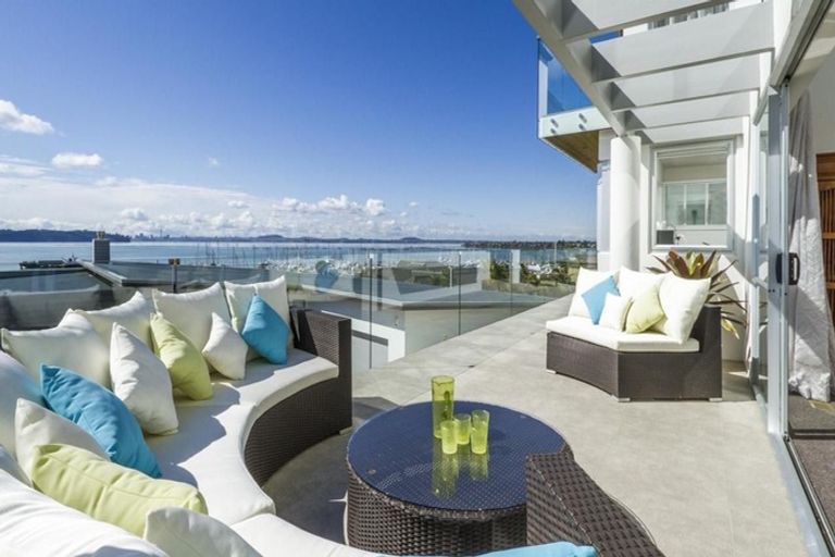 Photo of property in 15 Courtneys, West Harbour, Auckland, 0618