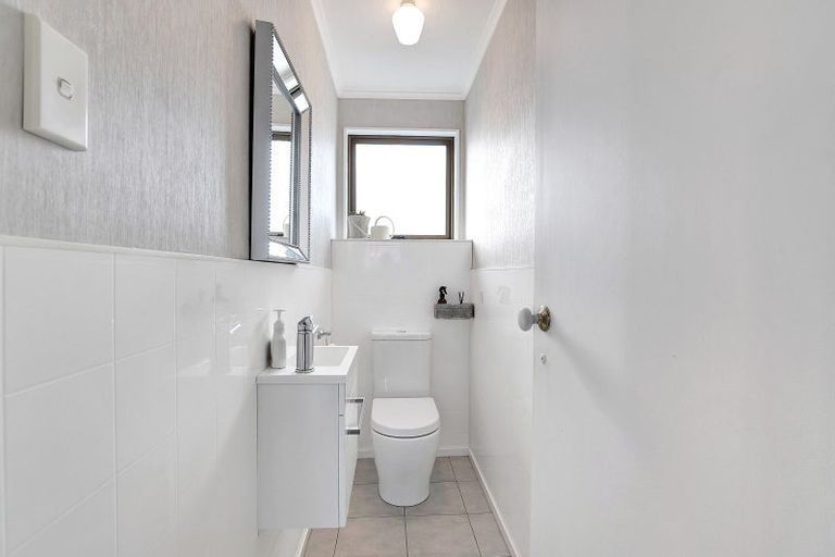 Photo of property in 11 Leatham Avenue, Strandon, New Plymouth, 4312