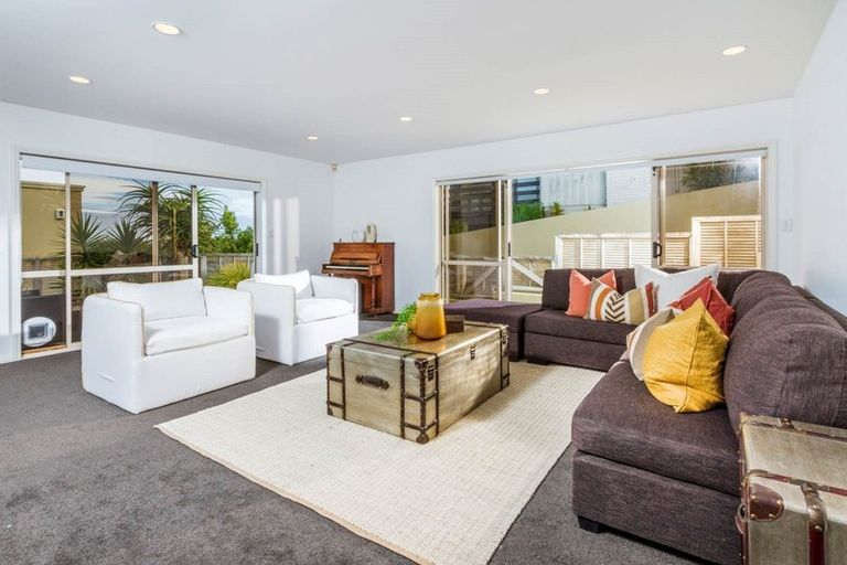 Photo of property in 1/25 Churchill Road, Murrays Bay, Auckland, 0630