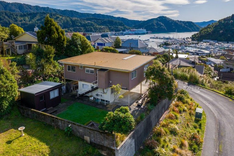 Photo of property in 9 Russell Street, Picton, 7220