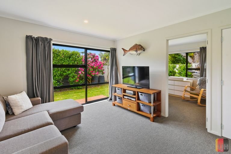 Photo of property in 1 Coulthard Terrace, Opaheke, Papakura, 2113