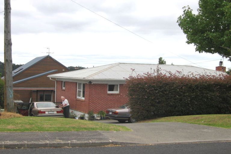 Photo of property in 2/1 Valley View Road, Glenfield, Auckland, 0629