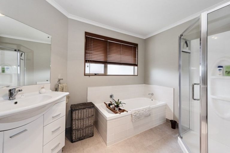 Photo of property in 18 Gibbston Close, Huntington, Hamilton, 3210