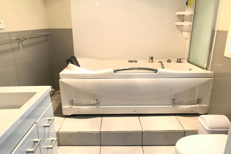 Photo of property in 77 Carlisle Road, Torbay, Auckland, 0632