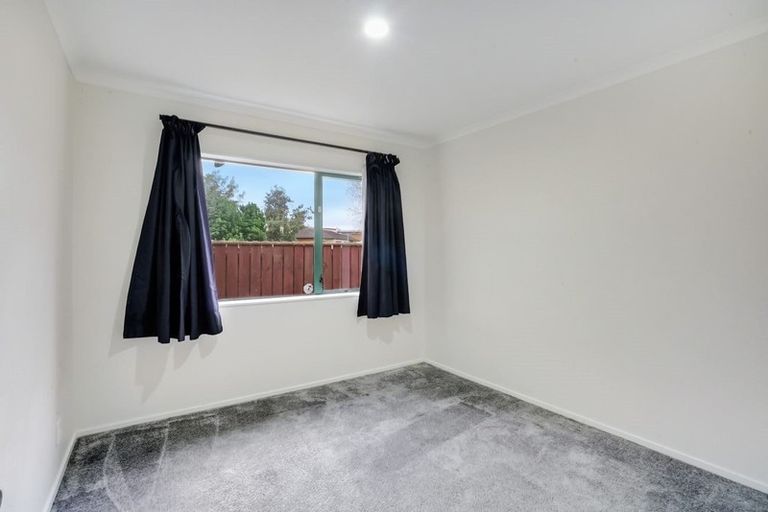 Photo of property in 17 Glenveagh Park Drive, Weymouth, Auckland, 2103