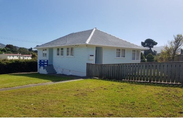 Photo of property in 35 Cornwall Crescent, Cannons Creek, Porirua, 5024