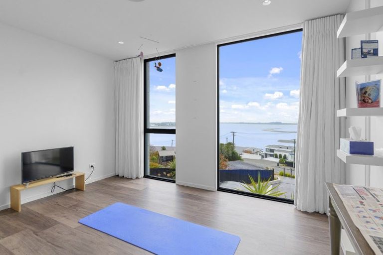 Photo of property in 32 Mount Pleasant Road, Mount Pleasant, Christchurch, 8081