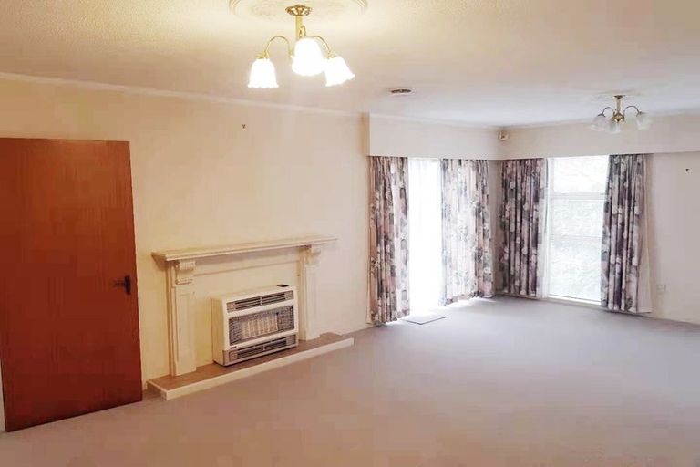 Photo of property in 100 Churton Drive, Churton Park, Wellington, 6037