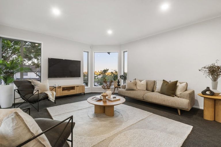 Photo of property in 18 Greenleaf Way, Northcross, Auckland, 0630