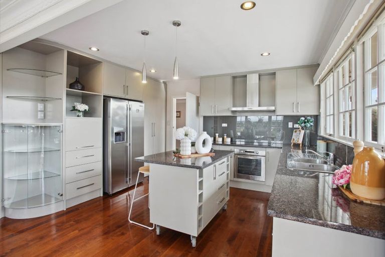 Photo of property in 32 Glenmore Road, Sunnyhills, Auckland, 2010